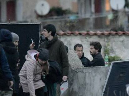 Matteo Garrone, en el centro detrás del muro, durante el rodaje de 'Dogman'.