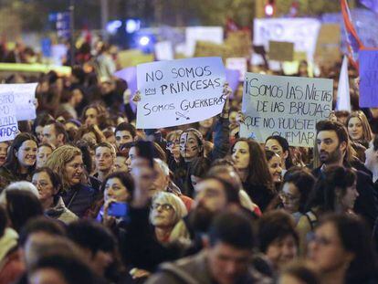 Centenares de personas lucen pancartas en la marcha del D&iacute;a de la Mujer. 