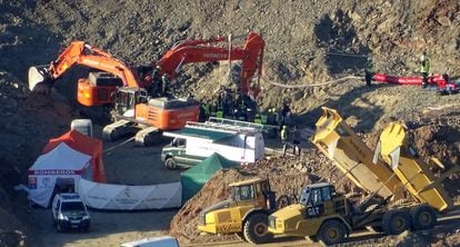 Labores de rescate en la finca de Totalán donde Julen se precipitó a un pozo de más de 100 metros de profundidad.