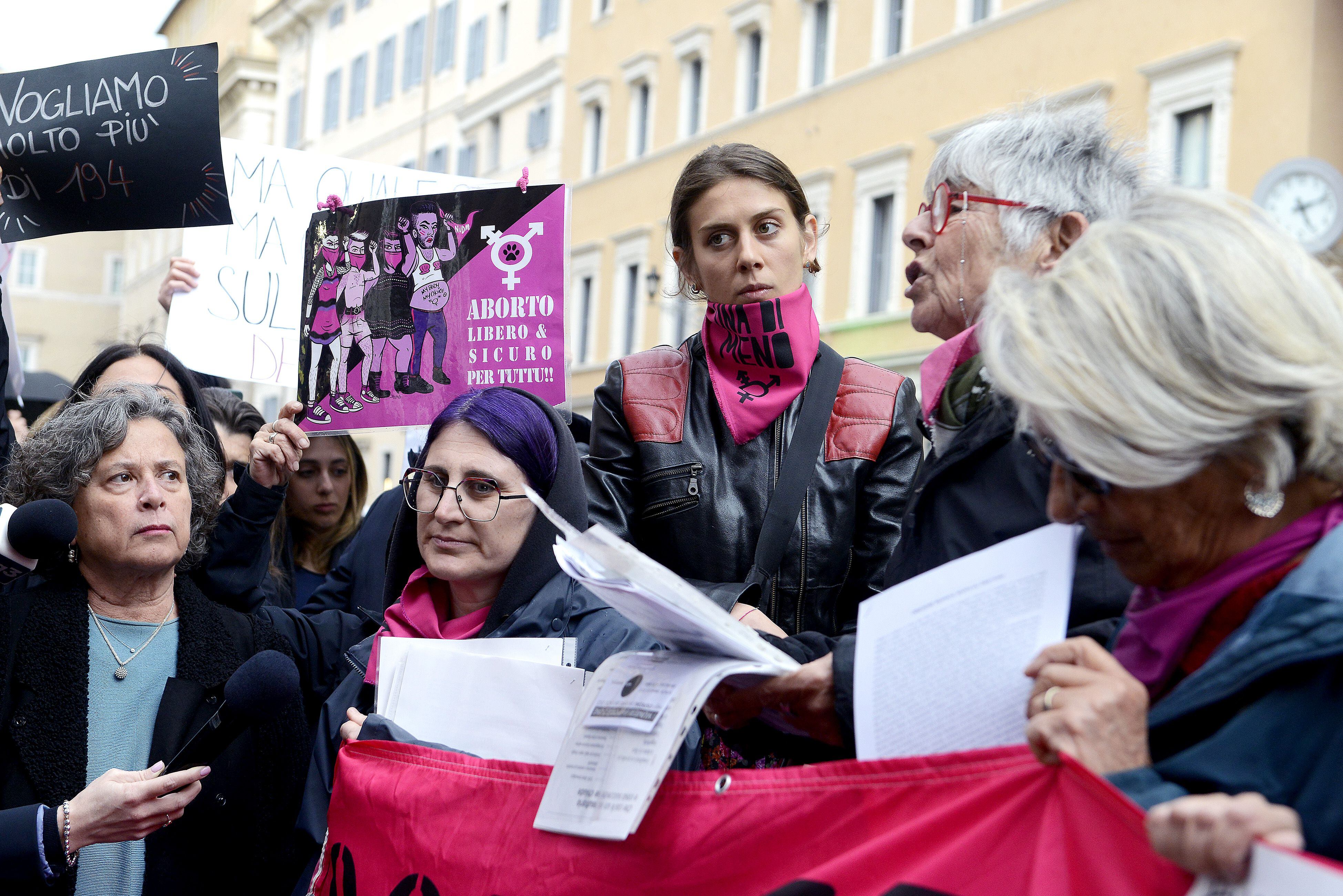 Un movimiento organizado en 11 países europeos inicia una recogida de firmas para garantizar el acceso al aborto