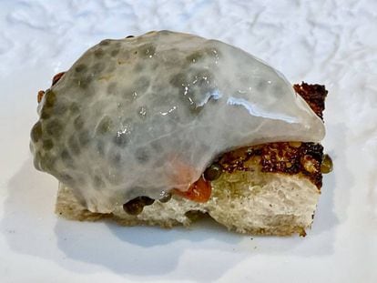 Tostadita de caviar, erizo y panceta ibérica. J.C. CAPEL