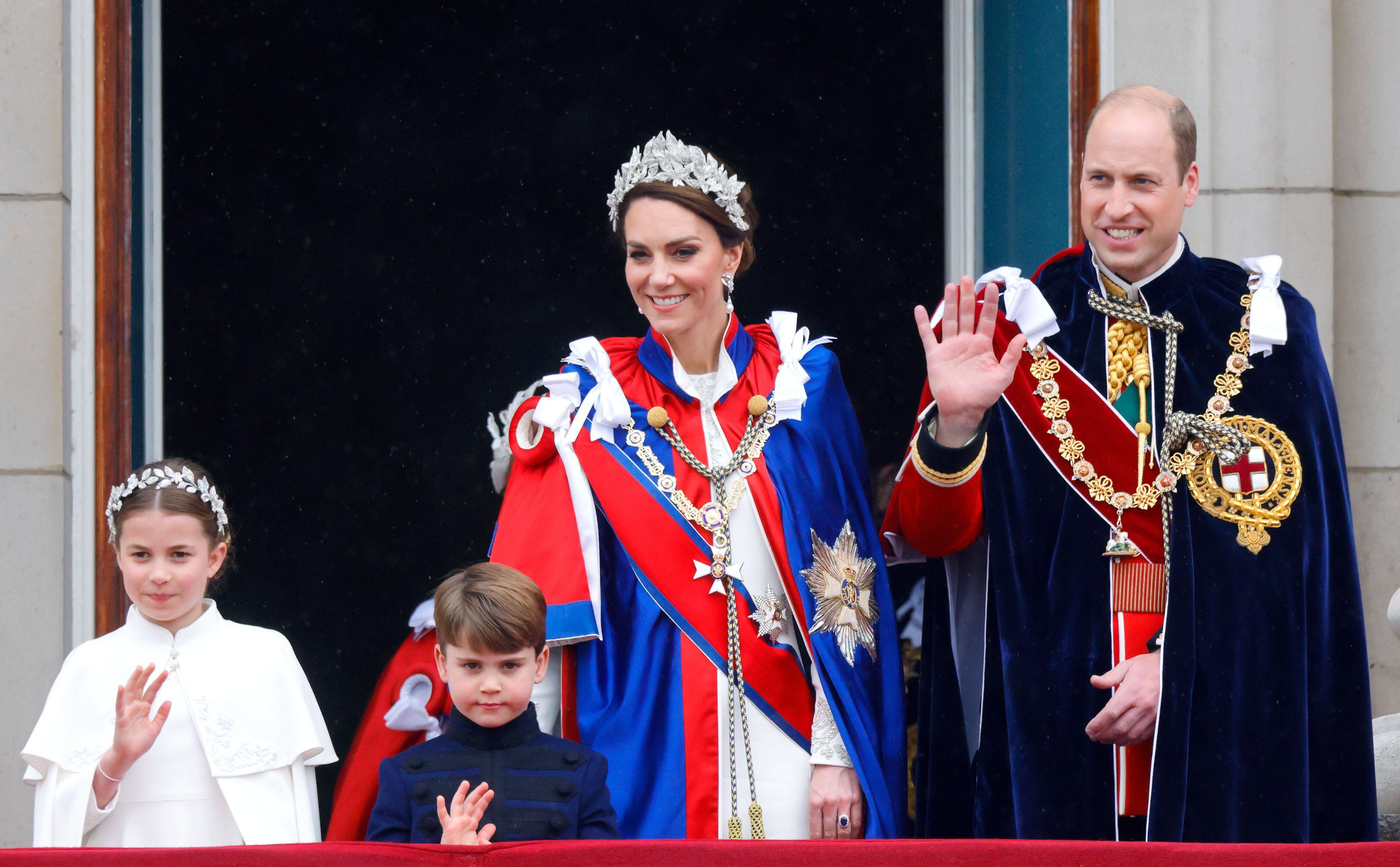 Kate Middleton y el príncipe Guillermo con dos de sus hijos, Carlota y Luis, durante la coronación de Carlos III, el 6 de mayo de 2023. La princesa de Gales y su hija llevan diademas a juego creadas por Jess Collet. 