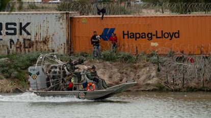 Una familia de migrantes intenta cruzar el río Bravo en la frontera entre Eagle Pass (Texas) y Piedras Negras (Coahuila).