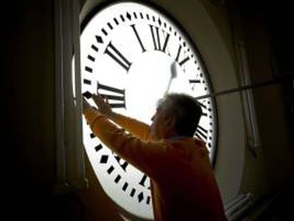 Jesús López, uno de los relojeros encargados del mantenimiento del reloj de la Puerta del Sol ya preparado para las campanadas de mañana 31 de diciembre que dan la bienvenida al 2014, aunque esta medianoche se llevará a cabo un ensayo para comprobar que funciona correctamente.