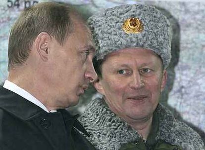 Putin (izquierda) e Ivanov, durante una visita a una unidad militar rusa en diciembre pasado.