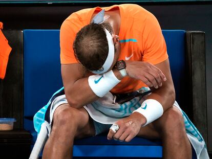 Nadal, cabizbajo en el banquillo de la Rod Laver Arena.