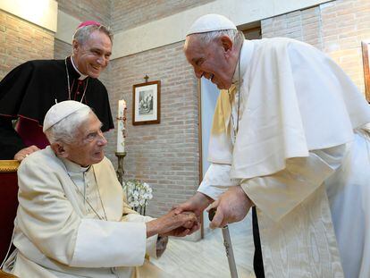 El papa Francisco y el emérito Benedicto XVI en Ciudad de Vaticano antes del consistorio el 27 de agosto.