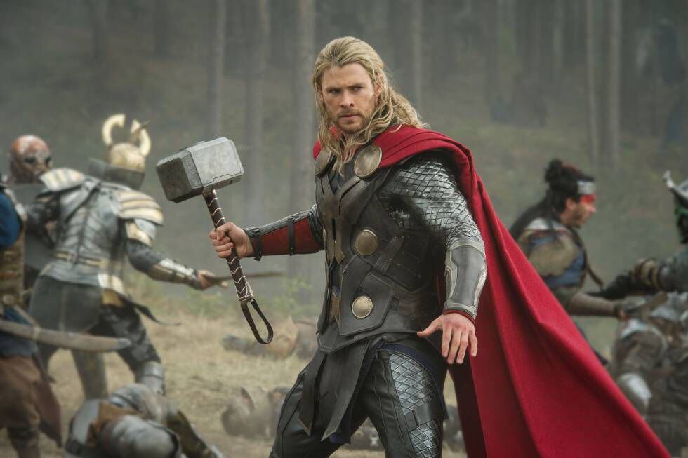 Chris Hemsworth en 'Thor 2', empuñando su icónico martillo. Cuesta ya saber dónde empieza el actor y acaba el personaje.