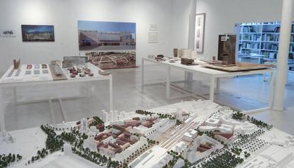 Maquetas, bocetos y fotografías de obras del arquitecto Josep Lluís Mateo en la galería Joan Prats.
