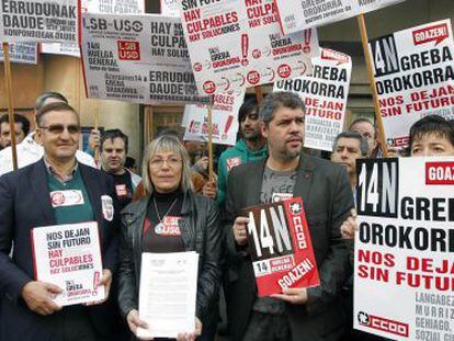 En el centro, de izquierda a derecha, D&aacute;maso Casado, de UGT; Margari Iza, de USO, y Unai Sordo, de CC OO, tras registrar en la sede del Gobierno vasco en Bilbao la convocatoria de huelga general.
