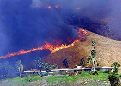 En la imagen, las llamas arrasan una zona residencial del sur de California.