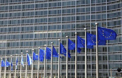 Banderas de la UE enfrente del edificio de la Comisi&oacute;n. 