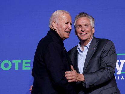 Joe Biden (izquierda) y el candidato a gobernador de Virginia Terry McAuliffe, el martes 26 de octubre en un mitin en Arlington.