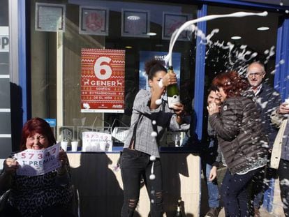 Celebración del primer premio de la Lotería del Niño en un administración de Mollet del Vallès