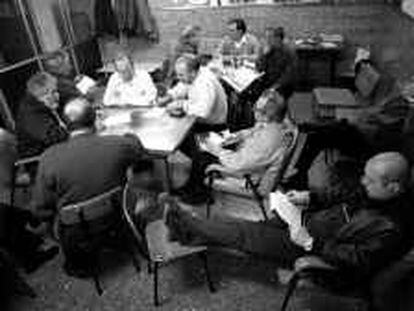 B 32467 - (4.2.00) - COLOR - CONDUCTORES DEL PME (PARQUE MÓVIL DEL ESTADO) EN LA SALA DE ESPERA DE LA CALLE TRUETA Nº 20 DE BCN. - FOTO : MANOLO S. URBANO -