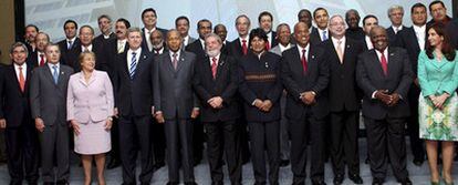 Los presidentes reunidos en la V Cumbre de las Américas posan para la foto de grupo ayer en Puerto España.