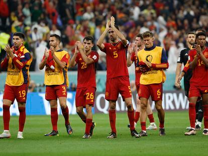 Varios jugadores de España aplauden al finalizar el partido contra Alemania.