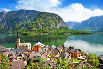 La Ruta Romántica Austriaca une Salzburgo y Viena a lo largo de 380 kilómetros y 30 lugares de enorme interés cultural y paisajístico: Hallstatt (en la foto), declarado patrimonio mundial por su paisaje cultural, con fama de ser una de las poblaciones junto a un lago más hermosas del mundo; Bad Ischl, pequeña ciudad ubicada en el corazón del Salzkammergut, residencia oficial veraniega del Emperador Francisco José I y Sisí; la romántica Steyr, joya arquitectónicas del arte medieval; el hermoso monasterio benedictino de Melk, del siglo XI, sobre una colina junto al Danubio; Krems an der Donau, considerada como la ciudad más importante a orillas del Danubio; la pintoresca Tulln, que alberga el museo de Egon Schiele.