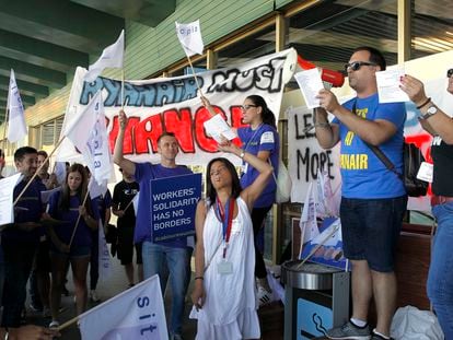 Trabajadores de Ryanair durante una protesta en el aeropuerto de Madrid-Barajas.