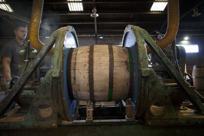 Antonio Paez suele utilizar roble europeo para fabricar sus barriles. Tras ello, maduran el vino de Jerez durante dos años, antes de exportar la mayor parte de los barriles a los productores de whisky de Irlanda y Escocia. En la imagen, un trabajador utiliza una máquina durante la producción de un barril de roble.