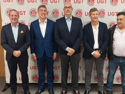 (De izquierda a derecha) Jean-François Fallacher (Orange), Colman Deegan (Vodafone), Emilio Gayo (Telefónica), y dos dirigentes de UGT