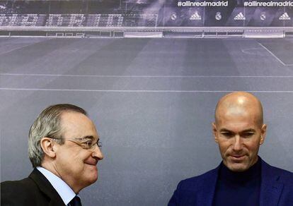 Zinedine Zidane (izquierda) y Zidane, después de la rueda de prensa, el 31 de mayo de 2018.