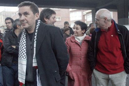 Arnaldo Otegi y Rafael Díez Usabiaga (primeros por la izquierda), en una marcha en Bilbao.