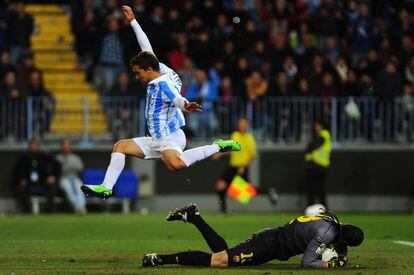 Sebas Fernández salta sobre Pinto.