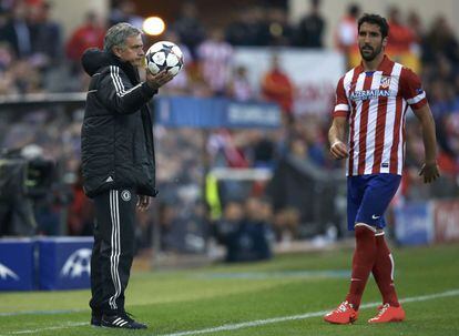 Mourinho con el balón nate Raúl García 