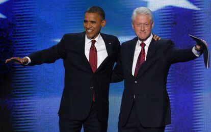 El presidente Barack Obama (Izda.) saluda a Clinton tras su discurso en Charlotte. 