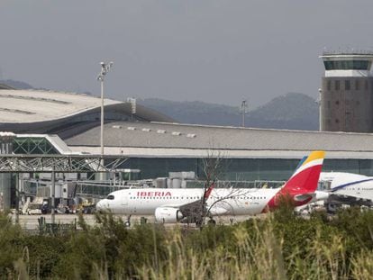 Un avión de Iberia, en el aeropuerto de El Prat.