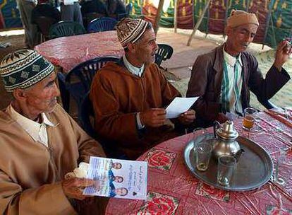 Tres hombres con propaganda electoral de los islamistas moderados, en la provincia de Benslimane (sureste de Rabat).