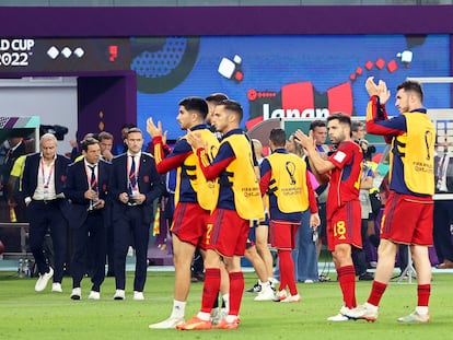 Los jugadores españoles aplauden tras finalizar el partido ante Japón.