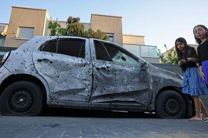 Un coche dañado por un proyectil lanzado desde Gaza en la ciudad israelí de Sderot, el martes.