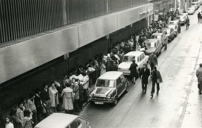 Colas ante la taquilla del pucelano cine Carrión en abril de 1975 para ver 'La naranja mecánica'.
