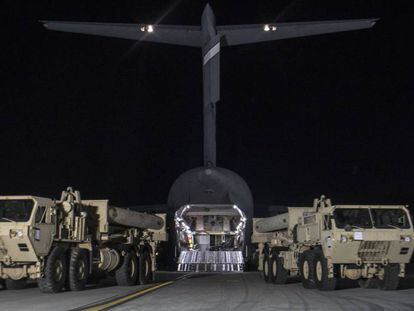 Piezas militares para el escudo antimisiles llegan a Corea del Sur, este lunes.