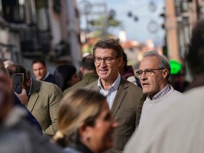 El presidente del Partido Popular, Alberto Núñez Feijóo, se fotografía con un ciudadano en Guadalajara, este jueves.