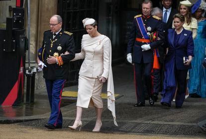 El príncipe Alberto de Mónaco y su esposa, la princesa Charlene, llegan a la abadía de Westminster.