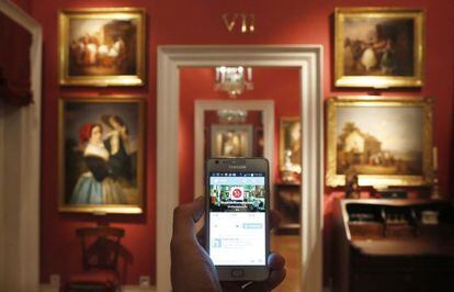 Un teléfono muestra el Twitter del Museo del Romanticismo, en una de sus salas.