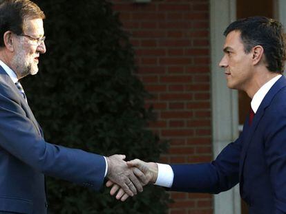 Mariano Rajoy recibe a Pedro Sánchez este martes en La Moncloa.
