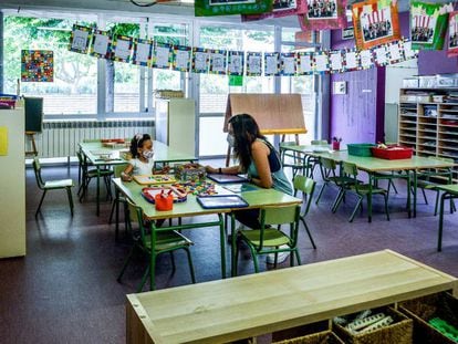 L'Antonella, de quatre anys, amb la seva maestra a l'aula buida de P3 a l'escola Vila-romà de Palamós.