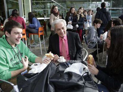 El premio Nobel de Física Albert Fert conversa con dos estudiantes en San Sebastián, en 2019, antes de ingresar en la UPN-EH.