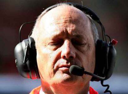 Ron Dennis, durante los entrenamientos de ayer en Spa.