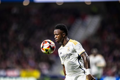Vinicius controla un balón.