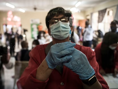 Un practicante prepara la vacuna de Johnson & Johnson contra la covid-19 en un centro de salud público en Klerksdorp, Sudáfrica, el 21 de febrero de 2021.