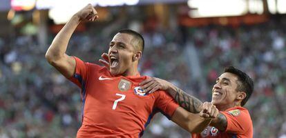 Alexis Sánchez celebra un gol a México.