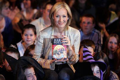 Rowling, rodeada de seguidores de Harry Potter en el lanzamiento de la última entrega del libro en Londres.