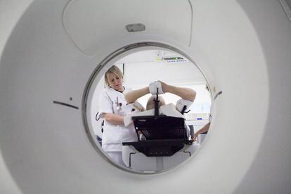 Una persona con cáncer de mama se somete a pruebas en un hospital de Saboya (Francia).