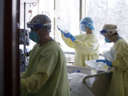 Enfermos de covid en el hospital de Toronto en 2021.