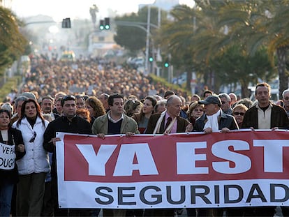 Un momento de la manifestación celebrada ayer por la tarde entre la playa de l'Albir y Altea.
